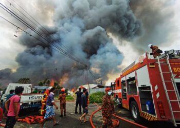 Pasukan bomba yang terlibat dalam pemadaman kebakaran di Kampung Titingan, Tawau hari ini.