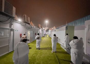JEMAAH haji warga Malaysia mengambil kesempatan berdoa di luar khemah mereka di Mina ketika hujan kira-kira pukul 10 malam waktu tempatan malam tadi.