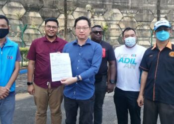 JIMMY PUAH WEE TSE  menunjukkan laporan polis yang dibuat di Balai Polis Tampoi, Johor Bahru.