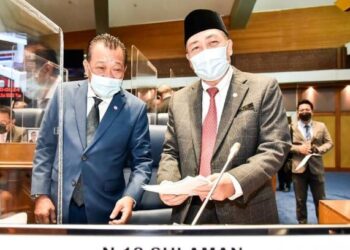 HAJIJI Noor (kanan) bersama Timbalan Ketua Menteri, Datuk Seri Bung Moktar Radin (kiri) semasa persidangan DUN Sabah di Kota Kinabalu hari ini.