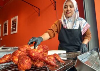PEMILIK Nasi Lemak Ayam Goreng Rangup (Crunchy) cawangan Tasek Gelugor, Bebe Nur Aqeela Mohamad Yunus Khan di premis perniagaannya di Seberang Perai, Pulau Pinang.