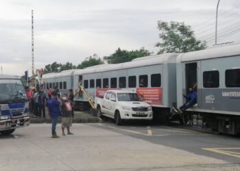 KEMALANGAN membabitkan kereta api dan dua kenderaan lain di Jalan Lintas, Kota Kinabalu semalam.