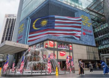 PADA Bulan Kebangsaan inilah seluruh rakyat harus menzahirkan rasa cinta atau semangat patriotisme terhadap tanah air tercinta. – UTUSAN/AMIR KHALID