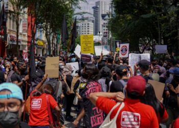 ANAK-ANAK muda kita perlu diajak untuk memahami dan menghargai makna berpolitik di bumi merdeka ini. – UTUSAN/FARIZ RUSADIO