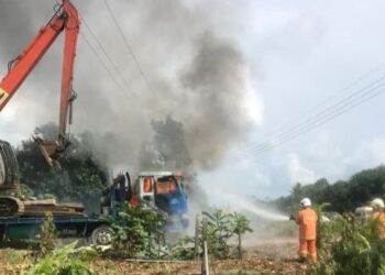 ANGGOTA Balai Bomba Tanjong Manis melakukan operasi pemadaman di lokasi kejadian akibat jengkaut yang dibawa tersangkut pada kabel elektrik.