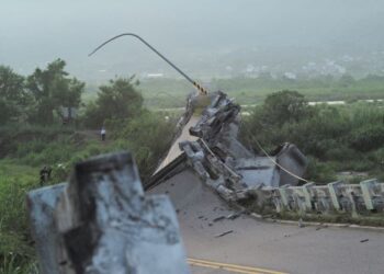 KEADAAN jambatan Kaoliao di daerah Hualien, timur Taiwan yang runtuh akibat gempa bumi. - AFP