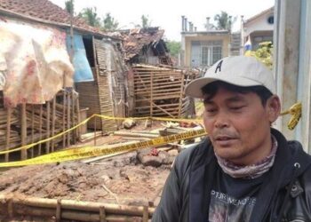 UNDANG menceritakan kepada Kompas.com mengenai rumahnya yang dirobohkan ceti haram selepas dia gagal melunaskan hutangnya. - AGENSI