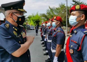 MOHAMMAD Hamdan Wahid memeriksa perbarisan ketika lawatan kerja beliau di Ibu Pejabat JBPM Kelantan di Tunjong, Kota Bharu hari ini. - UTUSAN/ROSALWANI CHE SOH
