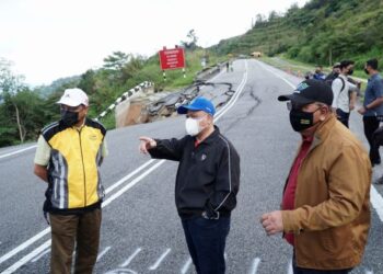 SAARANI Mohamad (tengah) meninjau lokasi runtuhan jalan di laluan Persekutuan FT185 Jalan Simpang Pulai ke Blue Valley, Cameron Highlands  hari ini. - UTUSAN/ZULFACHRI ZULKIFLI