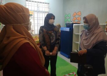 RINA Mohd. Harun (tengah) bertanyakan sesuatu kepada Pengerusi Taska Nur Idayu, Sabariah Ali di Bandar Baru Salak Tinggi, Sepang, Selangor. - UTUSAN/NUR SHARIEZA ISMAIL