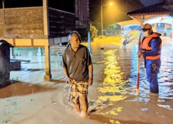 ANGGOTA APM melakukan pemantauan di kawasan banjir kilat selepas hujan lebat di Kampung Ulu Mahang, Kulim malam semalam.