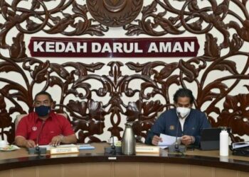 KHAIRY Jamaluddin mempengerusikan Mesyuarat Badan Bertindak Covid-19 Kebangsaan (CITF) bersama Muhammad Sanusi Md. Nor di Alor Setar hari ini. - UTUSAN/MOHD. RAFIE AZIMI