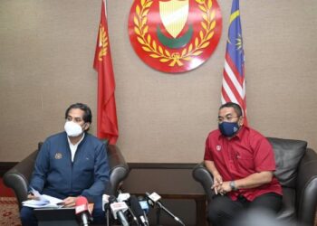 KHAIRY Jamaluddin (kiri) bersama Muhammad Sanusi Md. Nor pada sidang akhbar selepas  lawatan kerjanya ke Kedah di Alor Setar hari ini. - UTUSAN/MOHD. RAFIE AZIMI