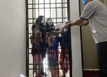 MOHAMAD KHAIRI Ghazalli (kanan) mewakili ZPP menyerahkan sumbangan kepada keluarga enam beradik di Pangsapuri Ampang Jajar di Jalan Permatang Pauh, Pulau Pinang yang tular di media sosial sejak semalam kerana tinggal bersendirian selepas kematian ibu dan bapa mereka.