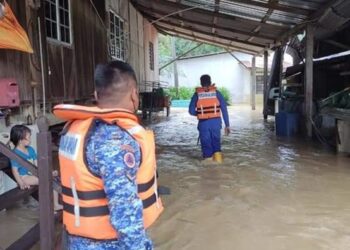 ANGGOTA APM menjalankan pemantauan di Kampung Rantau Panjang, Kuala Selangor, yang dilandar banjir hari ini.