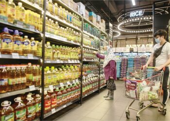 PENGGUNA di negara ini terpaksa membayar harga yang lebih tinggi untuk produk-produk import disebabkan nilai ringgit yang lemah berbanding dolar Amerika Syarikat. – GAMBAR HIASAN