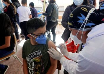 SEORANG kanak-kanak menerima suntikan vaksin Covid-19 di sebuah sekolah di Quito, Ecuador. - AFP 