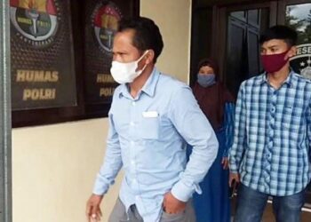 KELUARGA mangsa ketika hadir ke balai polis bagi membantu siasatan.-AGENSI