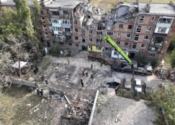 SEBUAH bangunan kediaman musnah akibat serangan di Mykolaiv, di tengah-tengah pencerobohan Russia di Ukraine.-AFP   