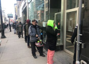 PENDUDUK beratur di hadapan premis Societe Quebecoise du Cannabis (SQDC) di Montreal, Kanada. - AFP