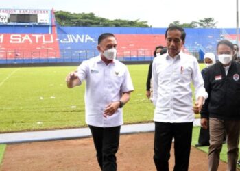 JOKO Widodo (tengah) mengarahkan Stadium Kanjuruhan dirobohkan untuk dibina semula mengikut piawaian yang ditetapkan FIFA.