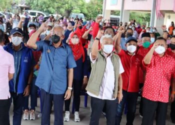 BUNG Moktar (tiga kanan) bersama Mahdzir Khalid (dua kiri) melaungkan UMNO Bangkit semasa majlis perasmian mesyuarat cawagan berkelompok di Kota Marudu semalam.