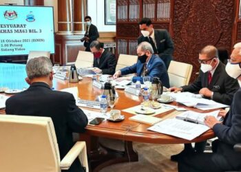 ISMAIL Sabri Yaacob (kanan) mempengerusikan Mesyuarat MKMA63 yang turut disertai oleh Maximus Ongkili (dua kanan) serta ahli-ahli tetap MKMA63 di Putrajaya semalam.