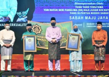 JUHAR Mahiruddin (tengah) bersama Hajiji Noor (kanan) dan Mohd. Arifin (kiri) merakamkan gambar kenangan bersama Tokoh Maulidur Rasul peringkat negeri Sabah di Kota Kinabalu hari ini.-IHSAN Jabatan Ketua Menteri