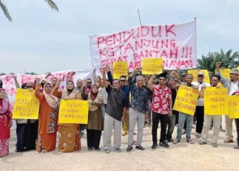 PENDUDUK Kampung Tanjung Sepat, Sepang mengadakan demonstrasi membantah projek pembinaan ladang ternakan ayam yang dikhuatiri menyumbang kepada masalah kesihatan. – UTUSAN/KAMARIAH KHALIDI