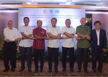 AHMAD SAMSURI MOKHTAR (tengah) bersama Mohd. Hilmey Mohd. Taib (tiga, kiri) dan Mazli Zakuan Mohd. Noor (dua, kanan) pada majlis penyempurnaan ‘kirk-off Projek Usahasama Pembangunan Hidrokuasa Kecil Sungai La, Besut di Kuala Lumpur, semalam.