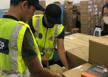 KPDNHEP merampas teknologi penstriman pelbagai jenama di sebuah premis di Skudai, Johor.