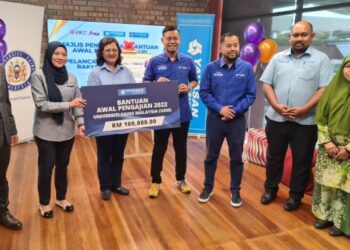 REPLIKA cek Bantuan Awal Pengajian YBR berjumlah RM100,000 diserahkan kepada Timbalan Naib Canselor (Hal Ehwal Pembangunan Pelajar dan Alumni) USM, Prof. Dr. Azlinda Azman.