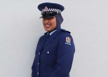 ZEENA Ali menjadi anggota polis wanita pertama yang memakai hijab di New Zealand. - NEW ZEALAND POLICE