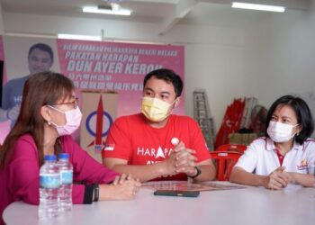 KERK Chee Yee (tengah) berbual dengan Ahli Parlimen Seputeh, Teresa Kok di Bilik Gerakan PH DUN Ayer Keroh, Melaka.
