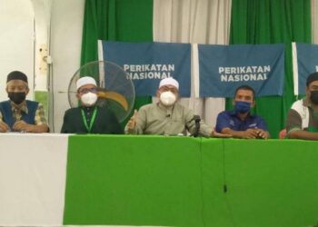 IMRAN Abdul Rahman (tengah) bercakap kepada pemberita dalam  sidang akhbar khas di Markas Pas Masjid Tanah di Masjid Tanah, Melaka. - UTUSAN/MUHAMMAD SHAHIZAM TAZALI