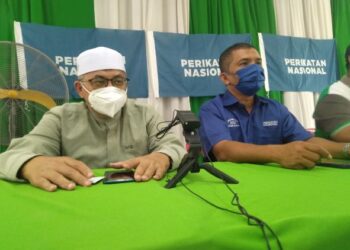 NAZRI Ramli (kanan) bercakap kepada pemberita dalam sidang akhbar khas di Markas Pas Masjid Tanah, Masjid Tanah, Melaka. - MUHAMMAD SHAHIZAM TAZALI