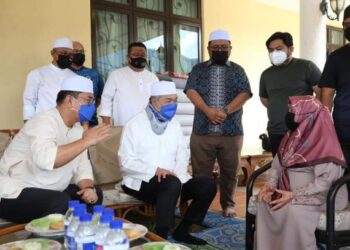 AHMAD ZAHID Hamidi (kanan) bersama Sulaiman Md. Ali menziarahi keluarga bekas Ahli Dewan Undangan Negeri (ADUN) Asahan, Allahyarham Datuk Seri Ghaafar Atan.