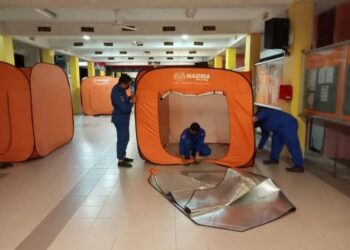 ANGGOTA APM membuat persiapan awal untuk menempatkan mangsa banjir di PPS SK
Binjal di Kubang Pasu hari ini.