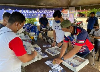 BASTIEN Onn (dua kanan) bersama petugas di Pusat Daerah Mengundi (PDM) Batu Gajah di dalam DUN Sg. Rambai ketika program pengedaran akhbar Utusan Malaysia di Melaka.