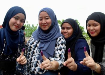 NURUL Aishah Hasmarah (kiri) bersama tiga kakaknya, Nurul Atikah, Nurul Ain Hazwani (dua kanan) dan Nurul Aida Syakirah (kanan) selesai mengundi di SMK Putatan hari ini.