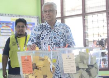 ISMAIL SABRI Yaakob selesai mengundi di Sekolah Menengah Kebangsaan (SMK) Bandar Kerayong di Bera, Pahang. - FOTO/SHAIKH AHMAD RAZIF