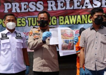 POLIS menunjukkan gambar mangsa yang didakwa dibunuh ibu tirinya dalam kejadian di Tulang Bawang Barat, Lampung. - AGENSI