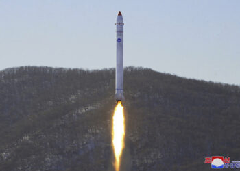 SEBUAH roket membawa satelit eksperimen ketika dilancarkan dari Tapak Pelancaran Satelit Sohae di Tongchang-ri. - AFP