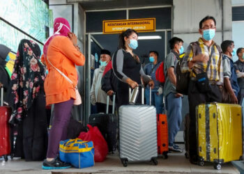 DIANGGARKAN lebih 300,000 rakyat Indonesia berpotensi menjadi penduduk tanpa kerakyatan di Sabah, Malaysia. - AFP