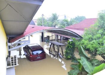 KEADAAN banjir di Taman Guru di Kuantan, Pahang. - UTUSAN/SHAIKH AHMAD RAZIF