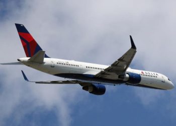DUA penumpang bertindak keluar daripada pesawat Delta dengan membuka pintu kabin di Lapangan Terbang La Guardia, New York. -CNN