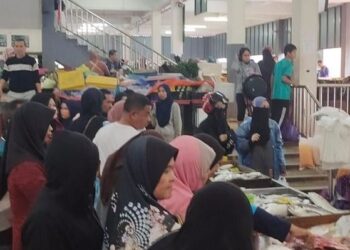 ORANG ramai mendapatkan bekalan barangan basah di Pasar Tok Guru di Chabang Tiga, Pengkalan Chepa, Kota Bharu, Kelantan. - UTUSAN/ROSALWANI CHE SOH