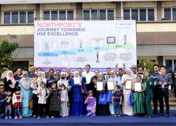 AZMAN Shah Mohd. Yusof (tengah) bersama para pemenang anugerah Best Safety Performer dan ahli keluarga mereka semasa Hari Keselamatan Northport 2022.