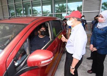 MUHYIDDIN Yassin bersama Rina Harun meninjau perjalanan pusat pemberian vaksin (PPV) OKU pandu lalu di Menara Sime Darby Plantation.