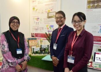 PROF Dr Khozirah Shaari dan pasukan penyelidiknya bergambar dalam Ekspo Teknologi Malaysia 2020 di PWTC baru-baru ini.